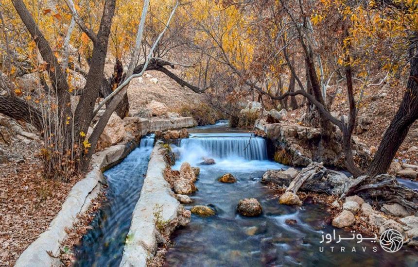 «تنگه غوره‌دان» در «سپیدان» استان فارس؛ چشمه‌ای که درختان پاییزی در دو طرفش قرار دارند. 